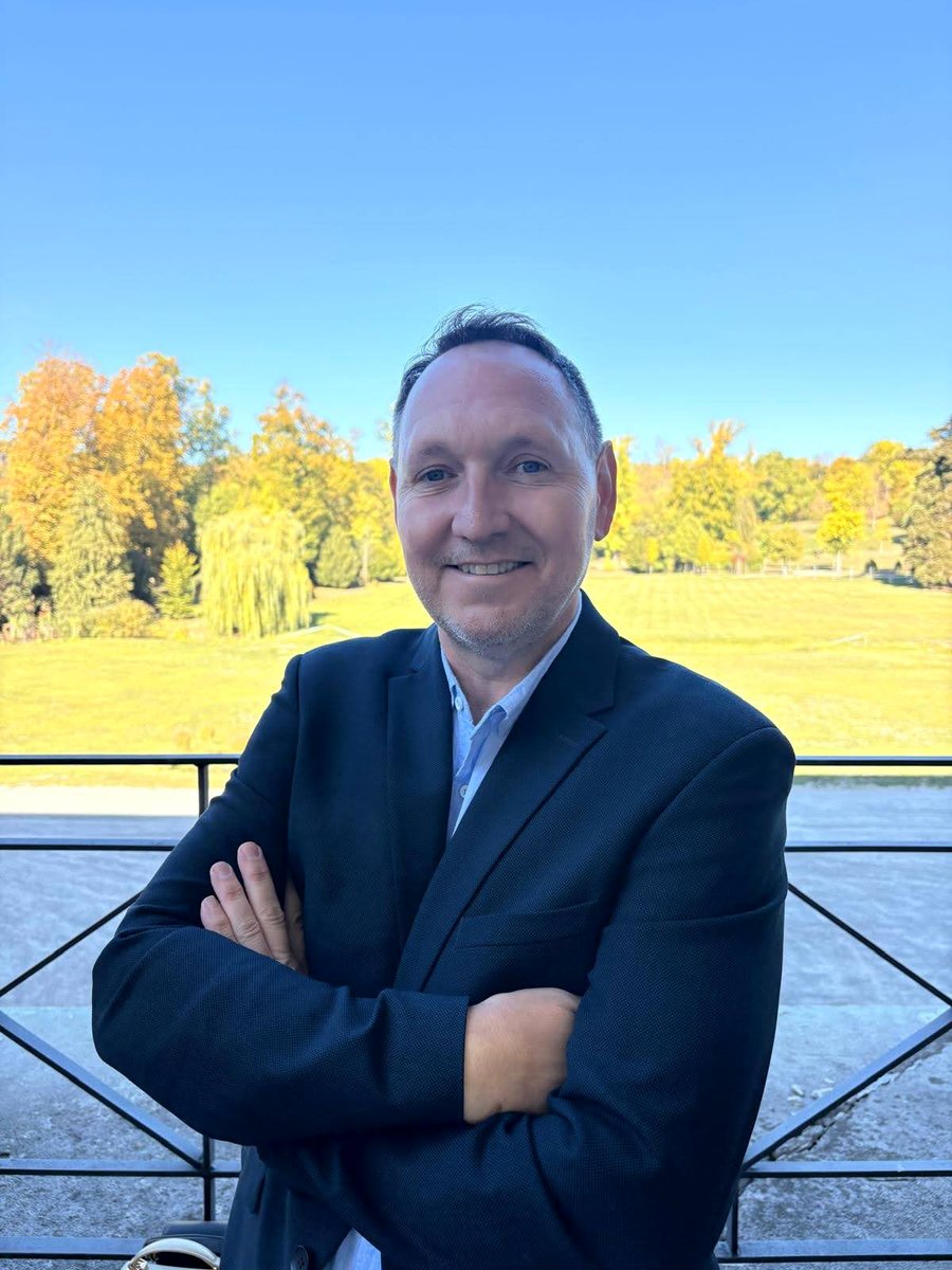 Nahaufnahme von Arno Schalek im Business-Outfit